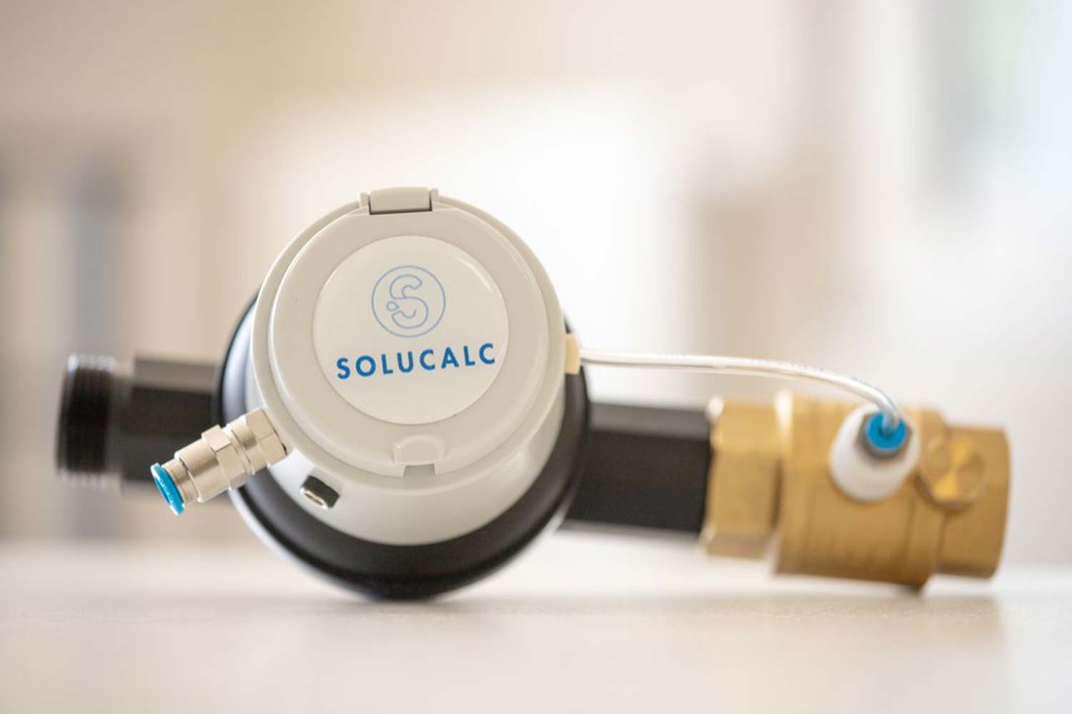Appareil SoluCalc installé sur une conduite d'eau