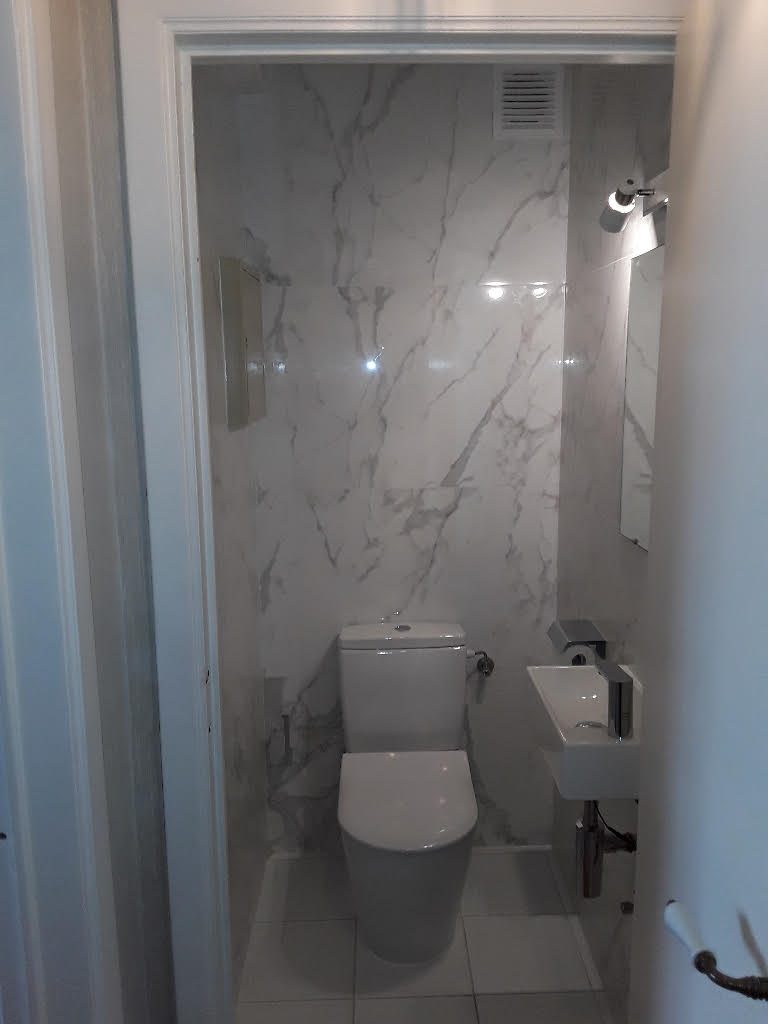 Rénovation d'une toilette : carrelage mural, cuvette et chasse Villeroy & Boch