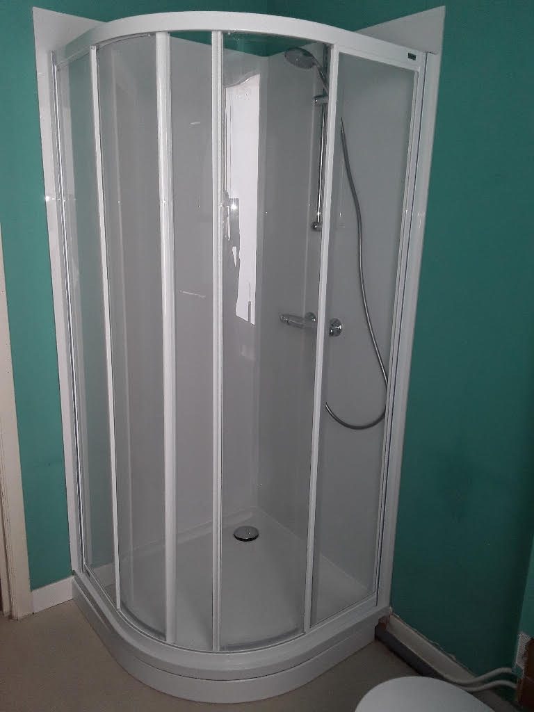 Douche quart de rond avec panneaux en acrylique