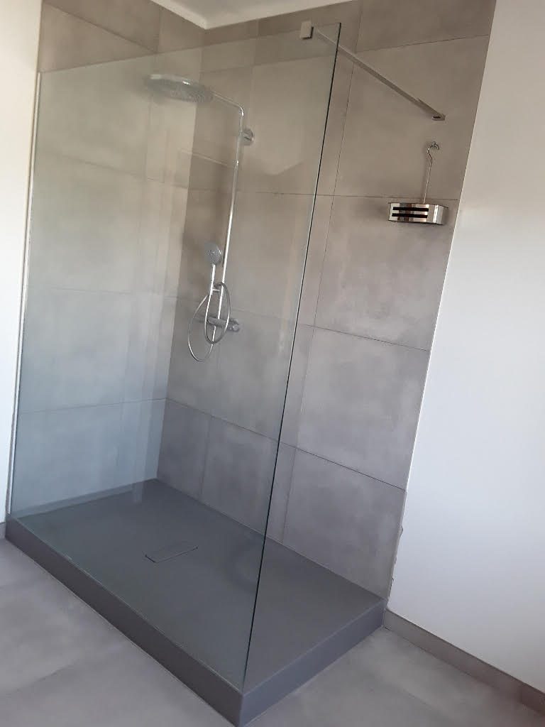 Remplacement d'un receveur de douche 1600 × 900 dans une salle de bain existante