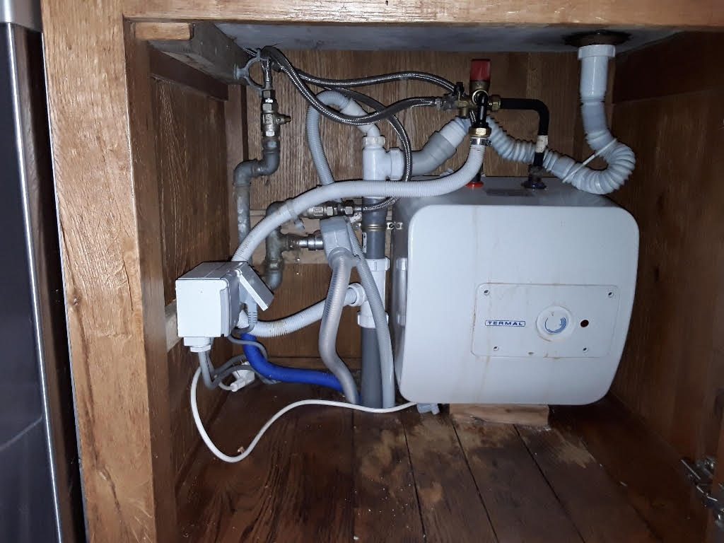 Avant : boiler de 10 l sous évier et siphon désaxé
