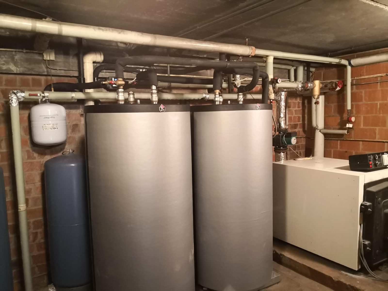 Deux boilers ACV Tank in Tank de 300 l sur une installation existante