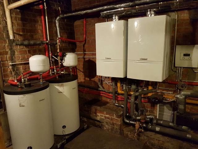 Deux chaudières Vaillant ecoTEC plus de 45 kW en cascade et deux boilers de 150 l